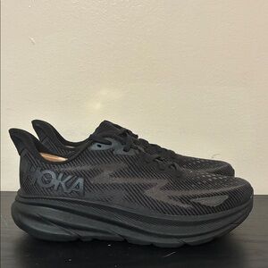 Hoka one M Clifton 9 size 8 color black